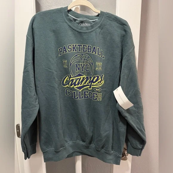 ⭐️SOLD⭐️NWT Urban Outfitters Basketball NYC College Crewneck Sweatshirt - Picture 1 of 6